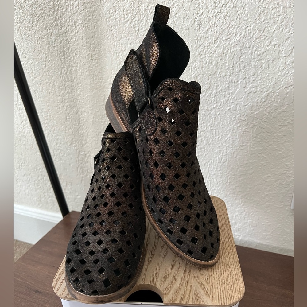 Musse & Cloud Black & Gold Eyelet Booties